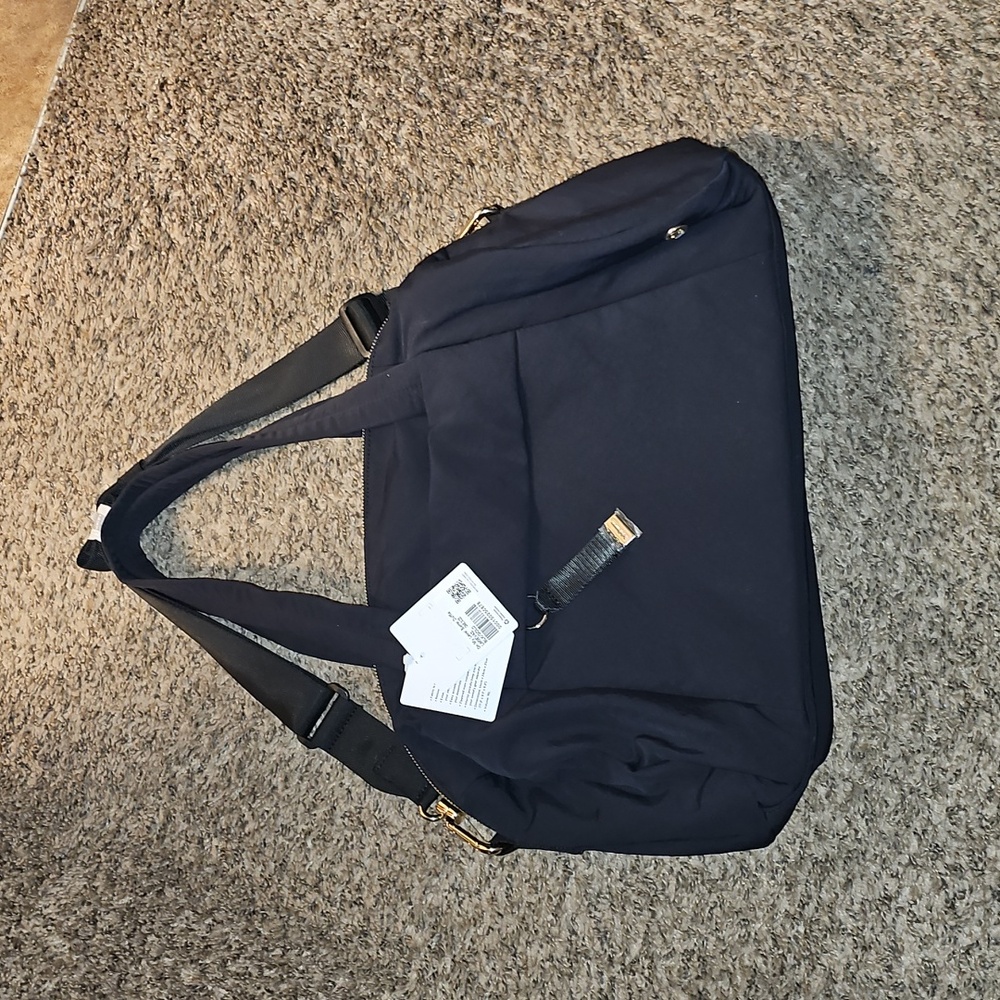 Lululemon On My Level Barrel Duffle!! BLK/GOLD! Nwts, Beautiful Bag!! - Picture 2 of 13